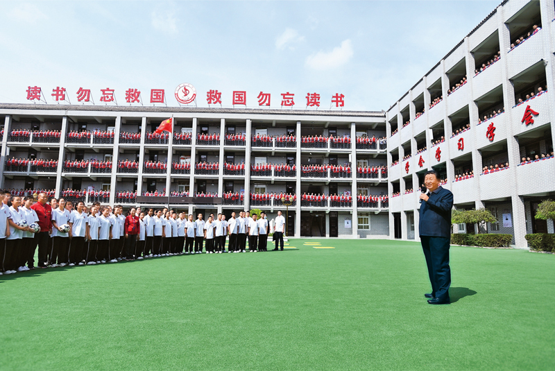 2021年9月13日至14日，中共中央總書記、國家主席、中央軍委主席習近平在陜西省榆林市考察。這是14日上午，習近平在綏德實驗中學考察時，同師生親切交流。 新華社記者 謝環(huán)馳/攝